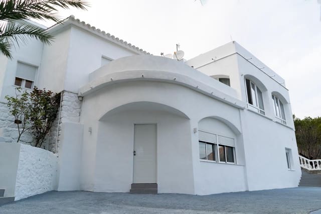 4 bedroom Villa for sale in Altea with pool garage - € 645,000 (Ref: 9417957)