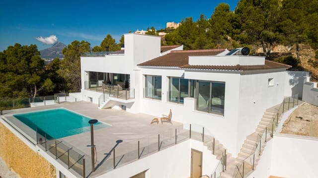 3 bedroom Villa for sale in Altea with pool garage - € 1,788,000 (Ref: 9417965)