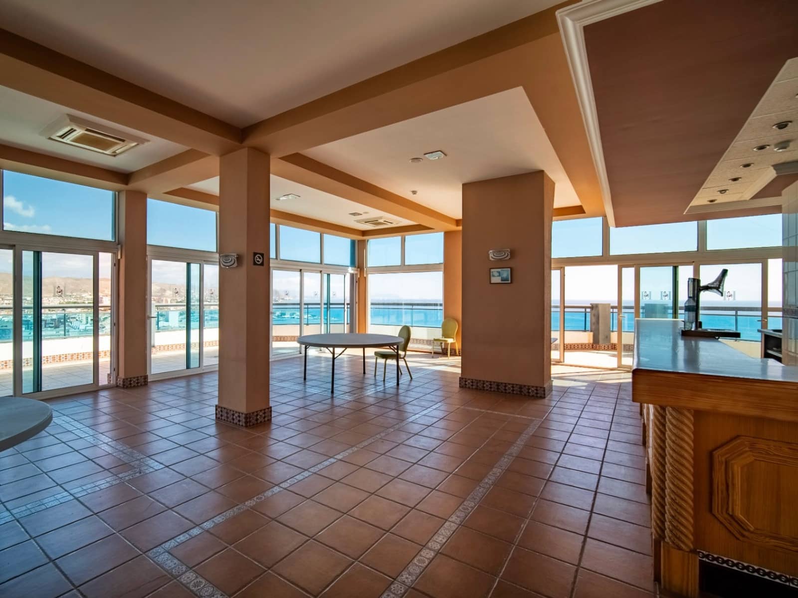 Hotell til salgs i El Campello med svømmebasseng garasje - € 12 500 000 (Ref: 9417969)