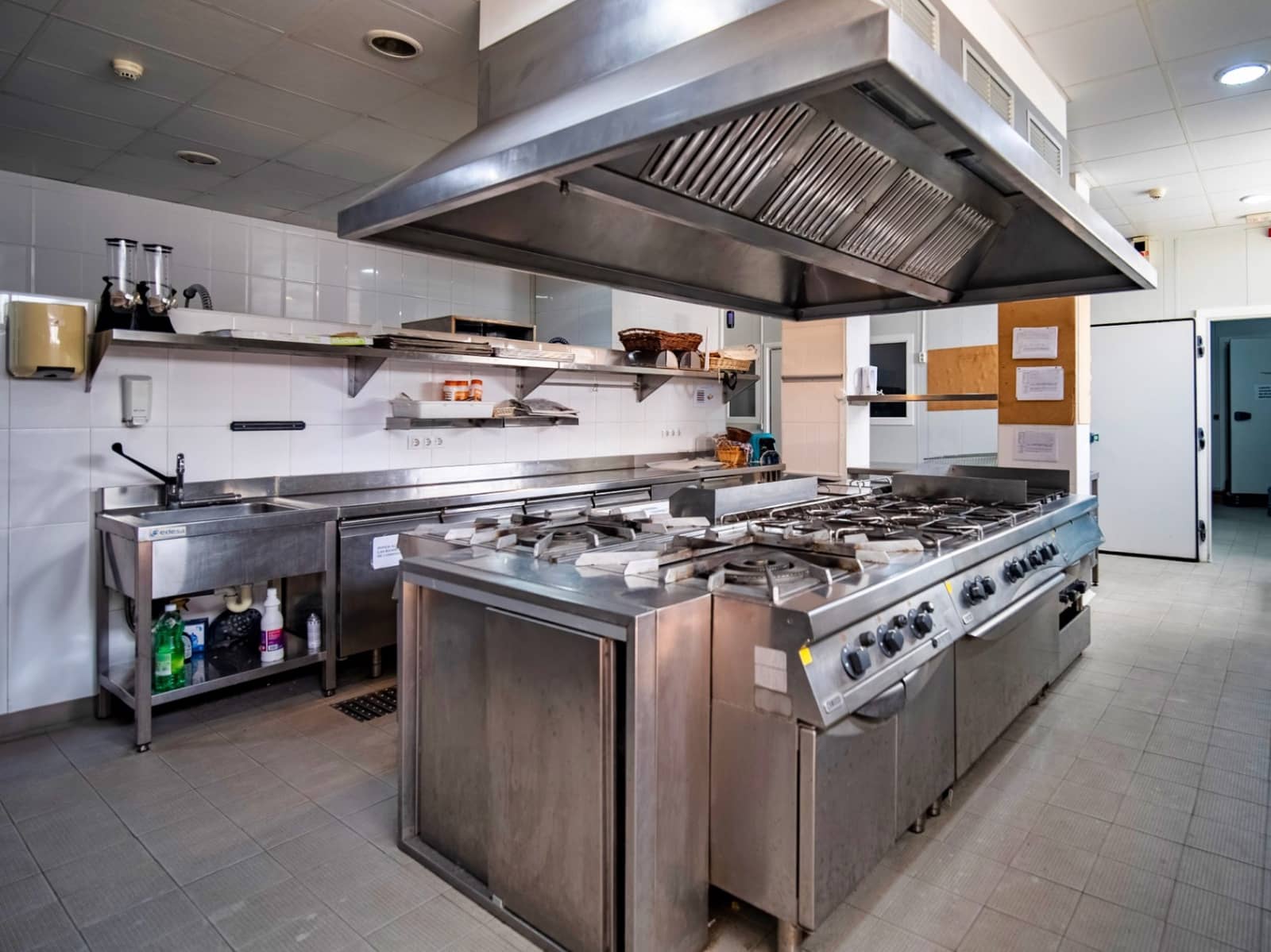 Hotell til salgs i El Campello med svømmebasseng garasje - € 12 500 000 (Ref: 9417969)