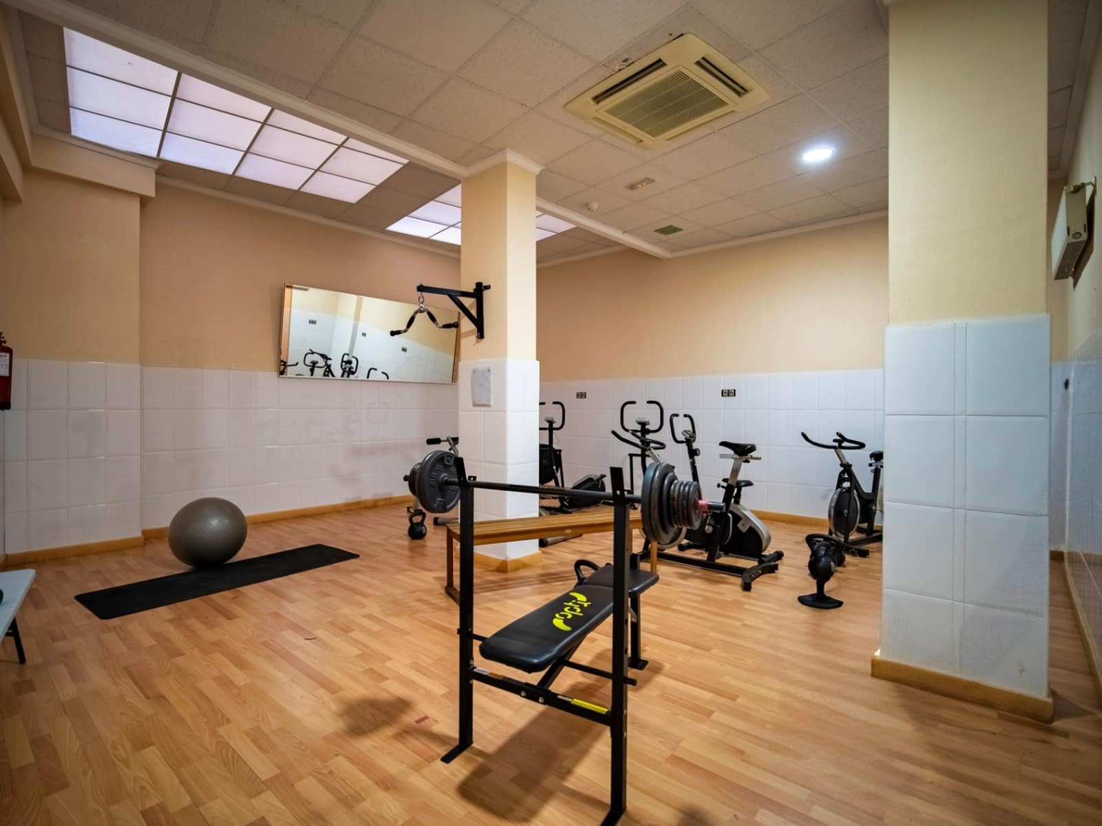 Hotell til salgs i El Campello med svømmebasseng garasje - € 12 500 000 (Ref: 9417969)