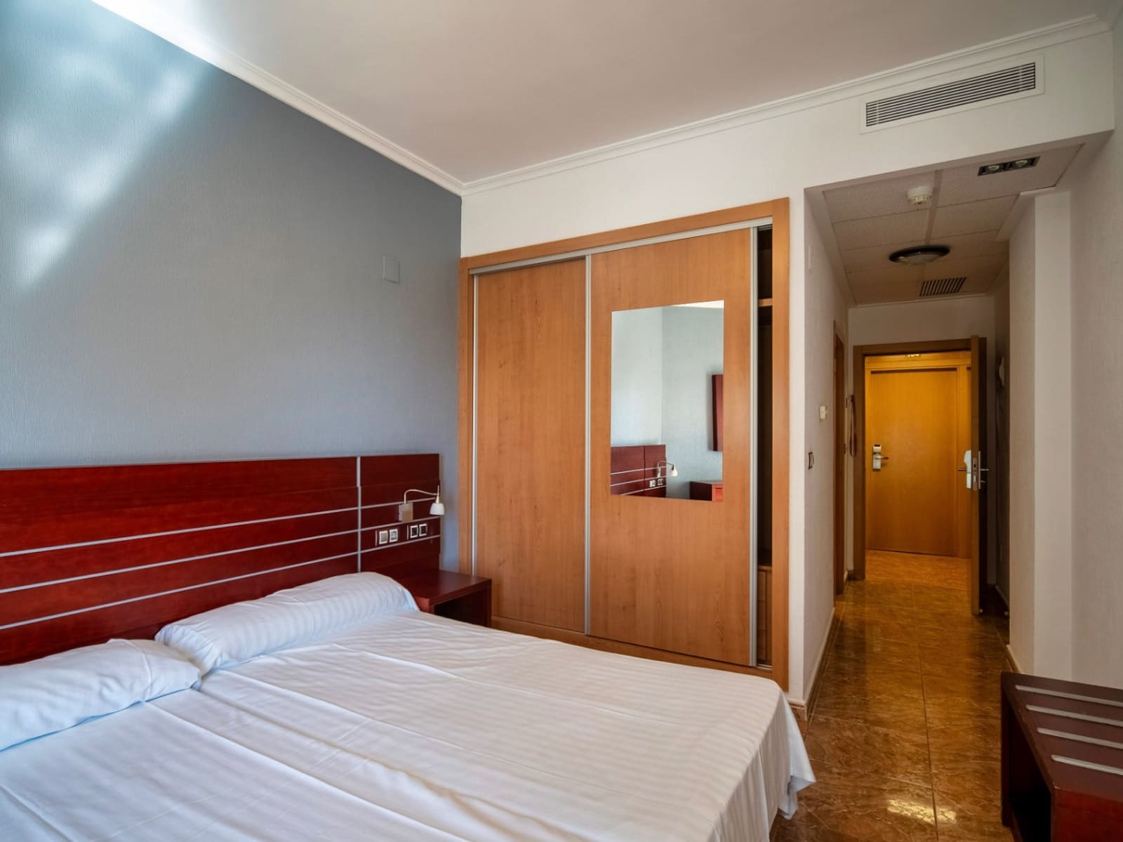 Hotell til salgs i El Campello med svømmebasseng garasje - € 12 500 000 (Ref: 9417969)