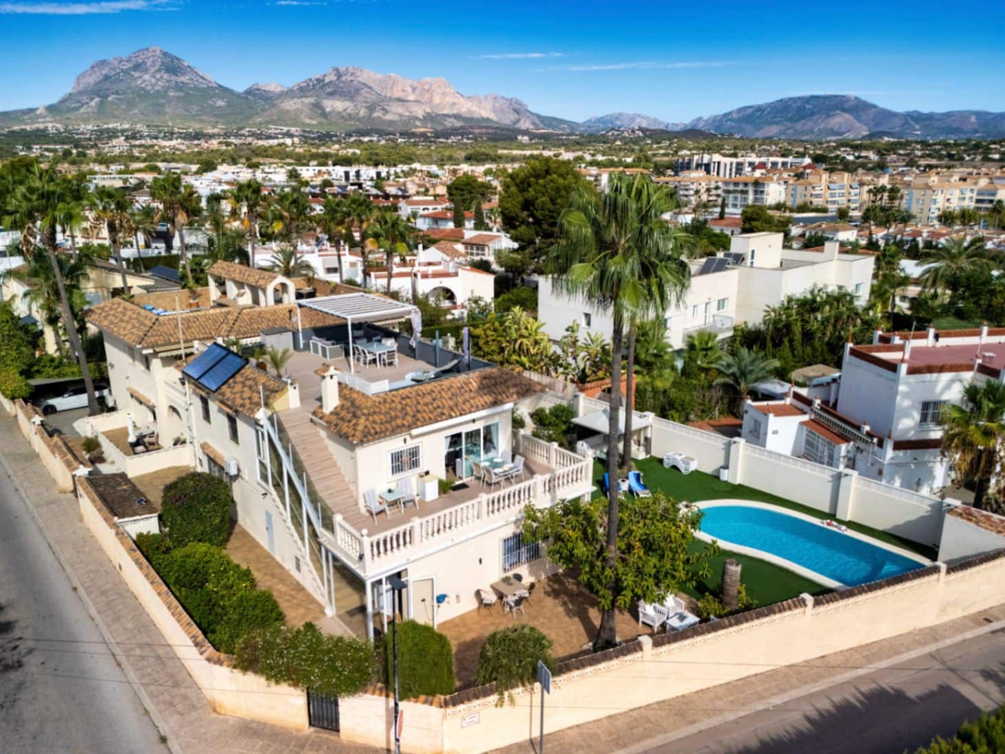 15 bedroom Hotel for sale in Albir with pool garage - € 1,750,000 (Ref: 9417971)