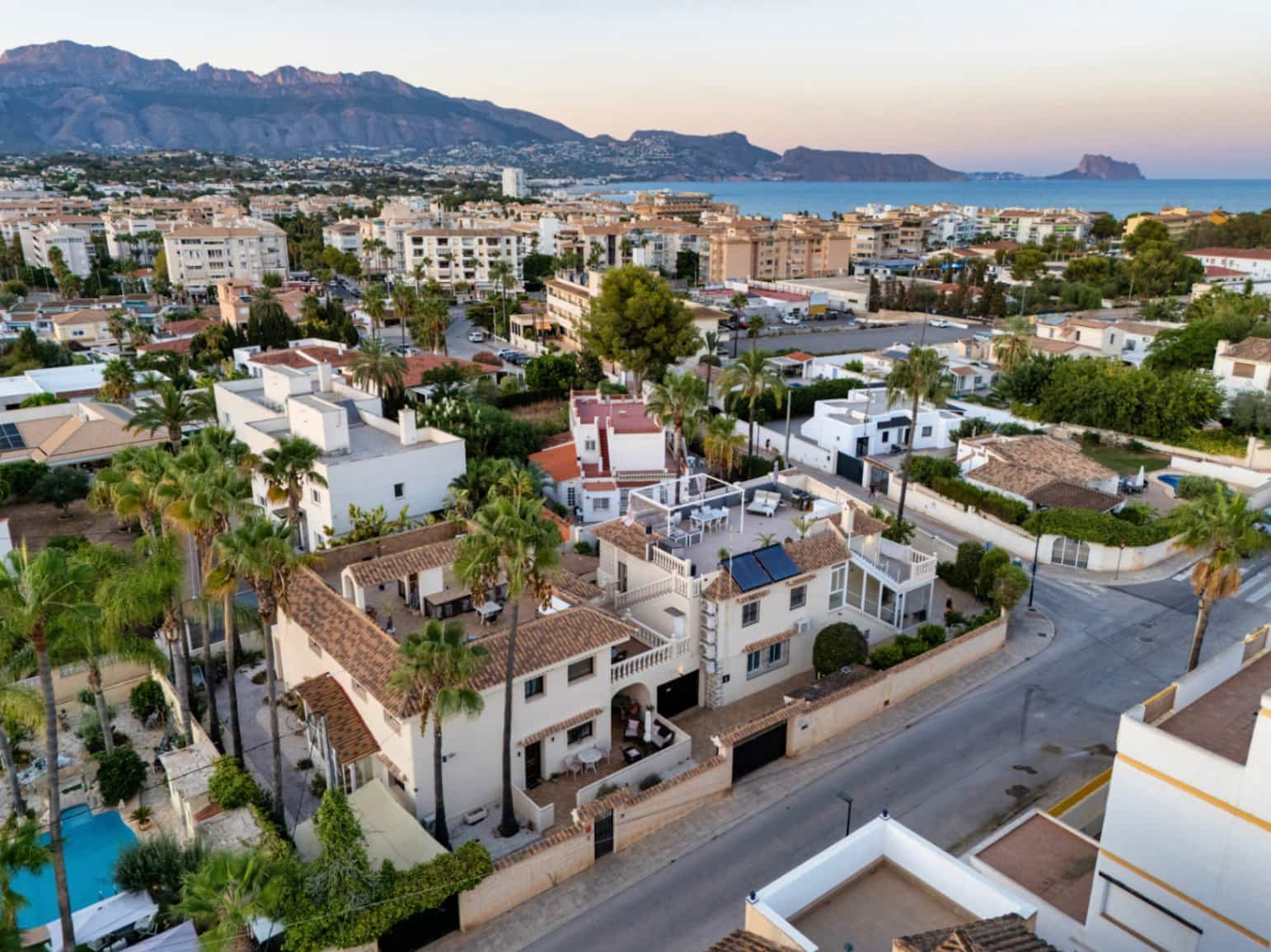 15 bedroom Hotel for sale in Albir with pool garage - € 1,750,000 (Ref: 9417971)