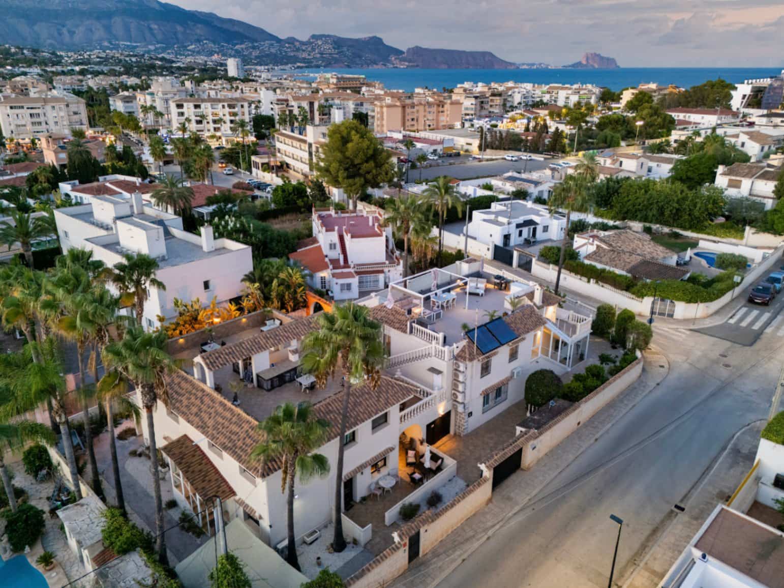 15 bedroom Hotel for sale in Albir with pool garage - € 1,750,000 (Ref: 9417971)