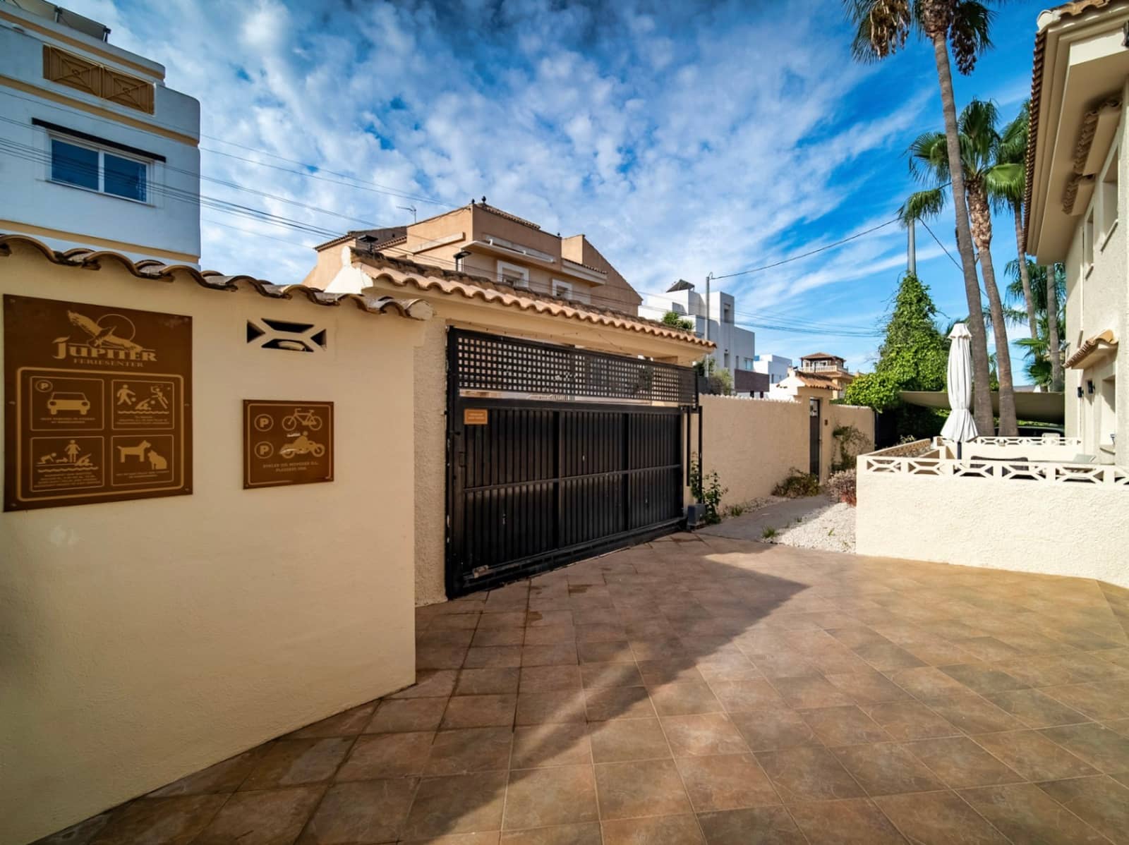 15 bedroom Hotel for sale in Albir with pool garage - € 1,750,000 (Ref: 9417971)