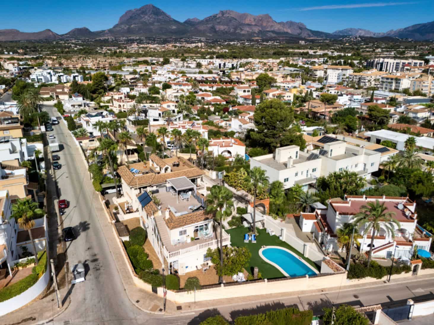 15 bedroom Hotel for sale in Albir with pool garage - € 1,750,000 (Ref: 9417971)