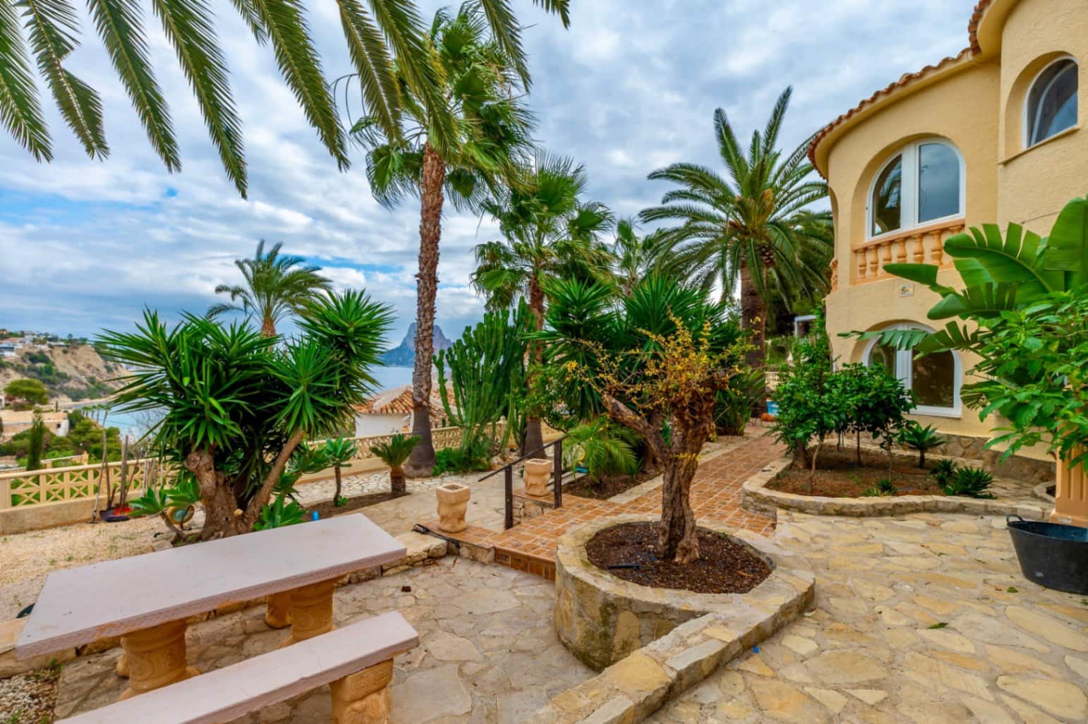 5 bedroom Villa for sale in Calpe / Calp with pool garage - € 850,000 (Ref: 9482218)