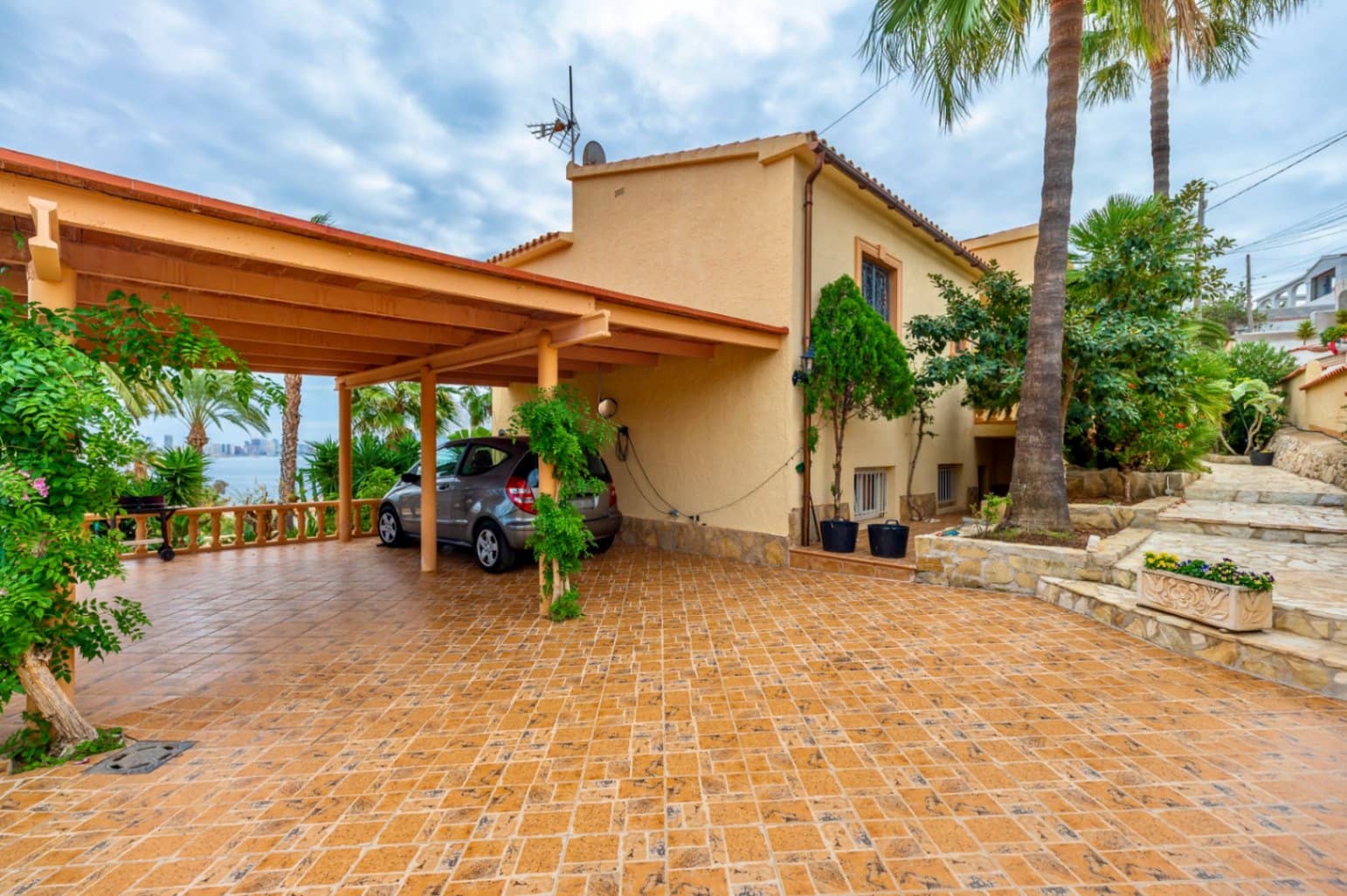 5 bedroom Villa for sale in Calpe / Calp with pool garage - € 850,000 (Ref: 9482218)