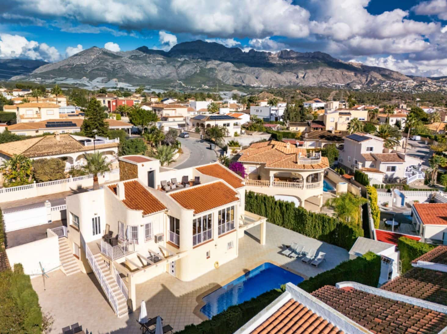 5 soverom Villa til salgs i La Nucia med svømmebasseng garasje - € 675 000 (Ref: 9671298)