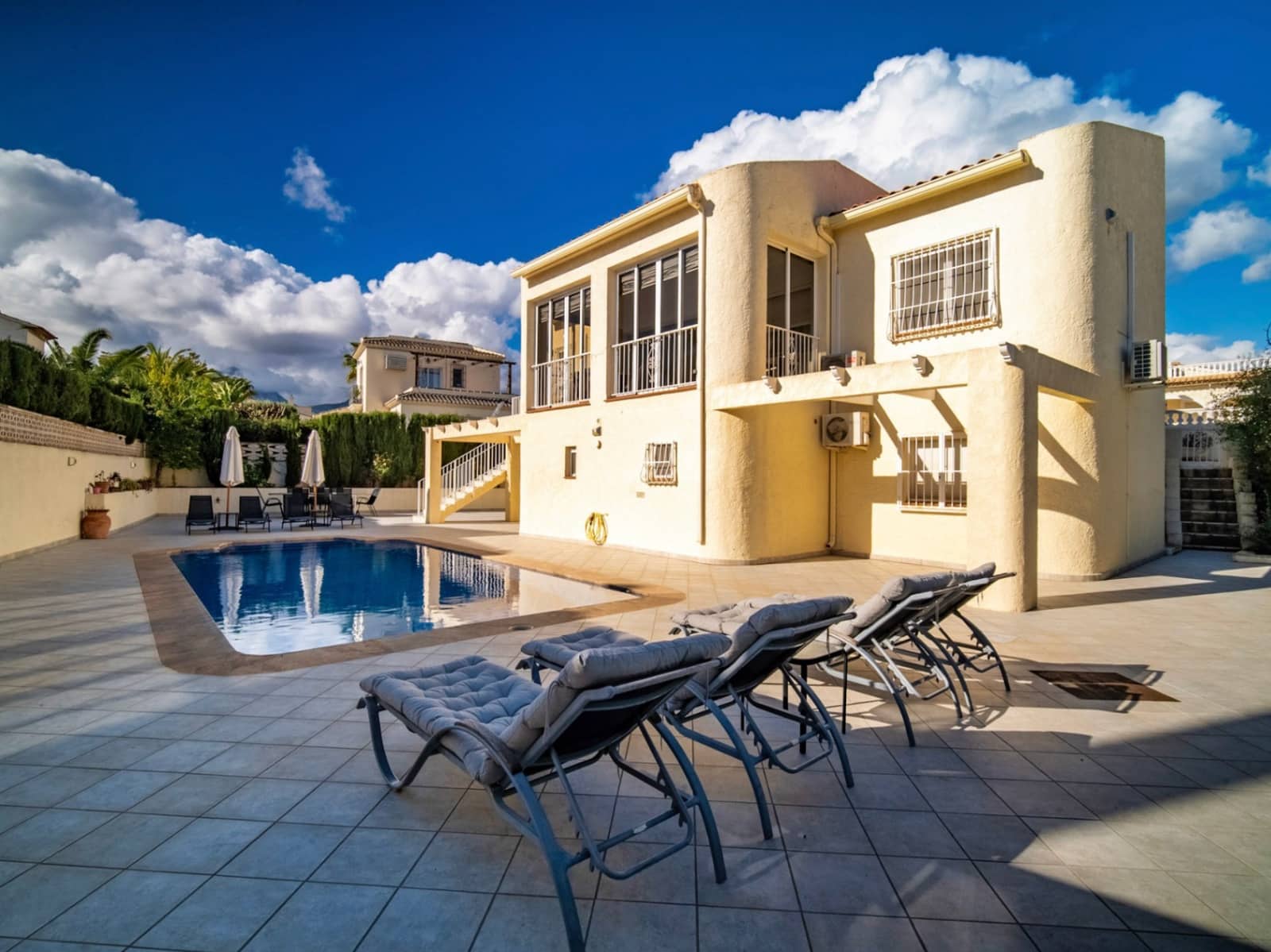 5 soverom Villa til salgs i La Nucia med svømmebasseng garasje - € 675 000 (Ref: 9671298)