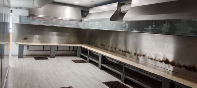 Kaupallinen vuokrattavana paikassa Arenal, Javea / Xàbia mukana 
autotalli - 1 000 € (Ref: 9330199)