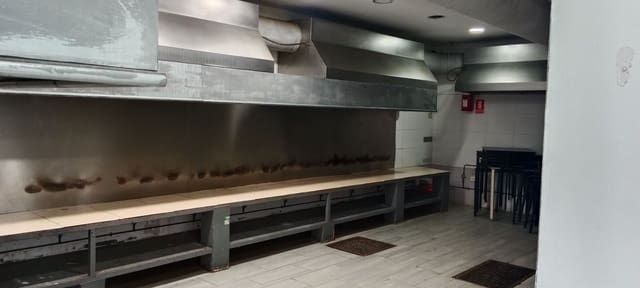 Kaupallinen vuokrattavana paikassa Arenal, Javea / Xàbia mukana 
autotalli - 1 000 € (Ref: 9330199)