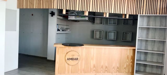 Kaupallinen vuokrattavana paikassa Arenal, Javea / Xàbia mukana 
autotalli - 1 000 € (Ref: 9330199)