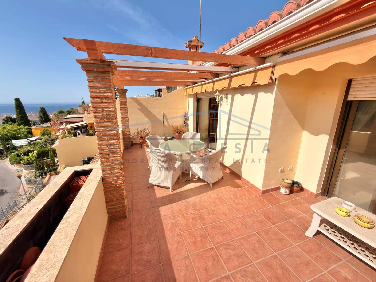 3 slaapkamer Rijtjeshuis te koop in La Herradura met garage - € 330.000 (Ref: 10070127)