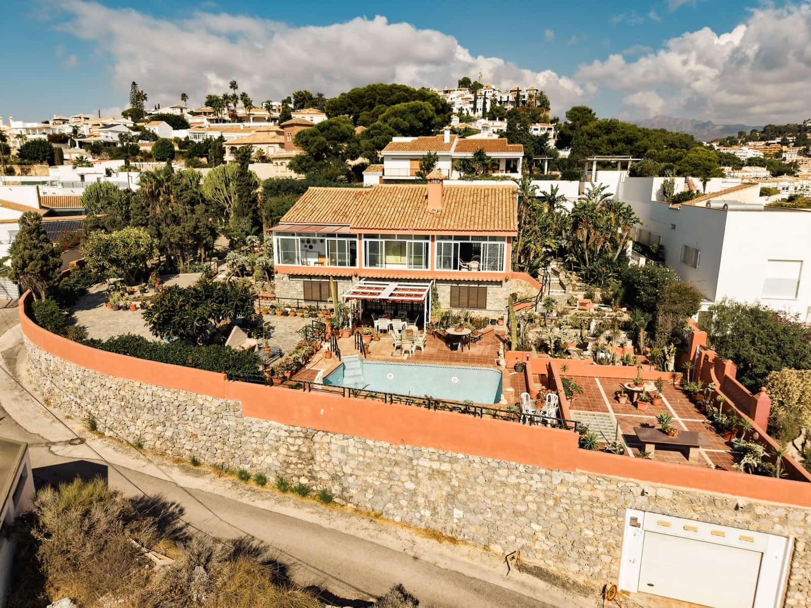3 bedroom Villa for sale in La Herradura with pool garage - € 1,750,000 (Ref: 9372219)