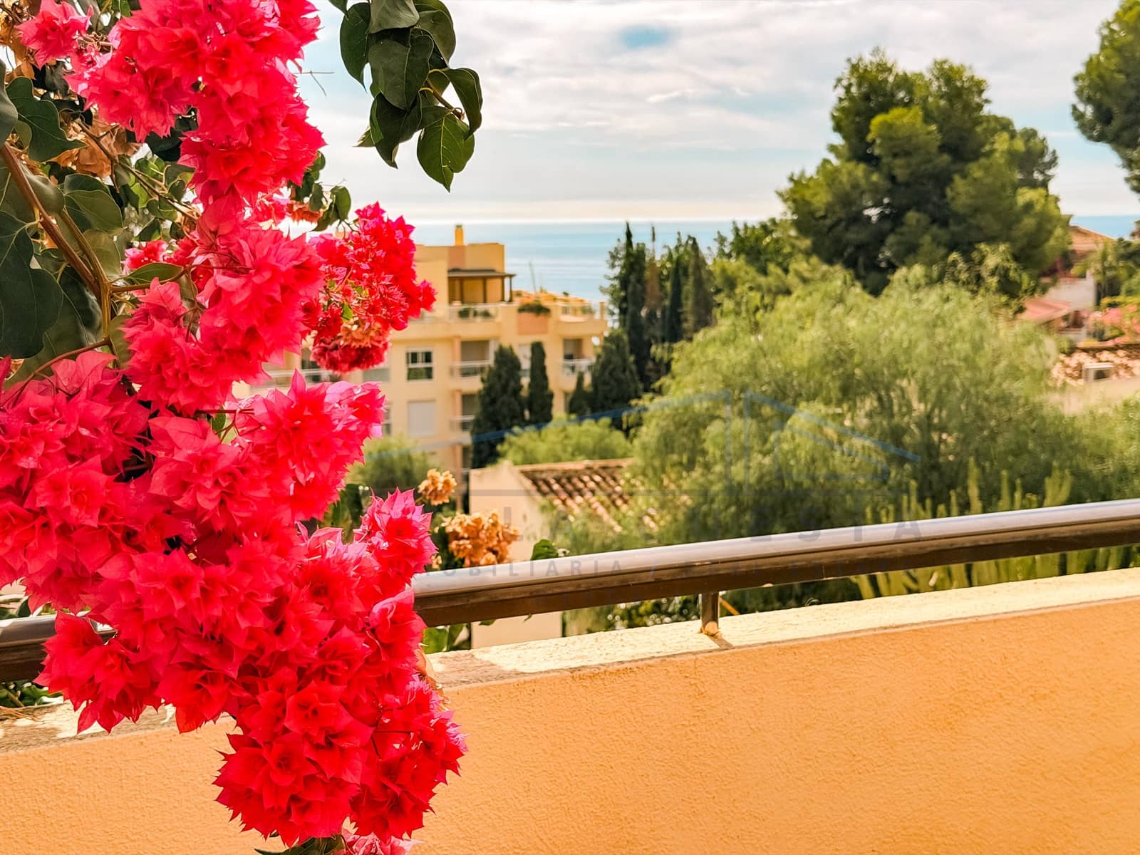 2 bedroom Apartment for sale in La Herradura with garage - € 290,000 (Ref: 9412727)