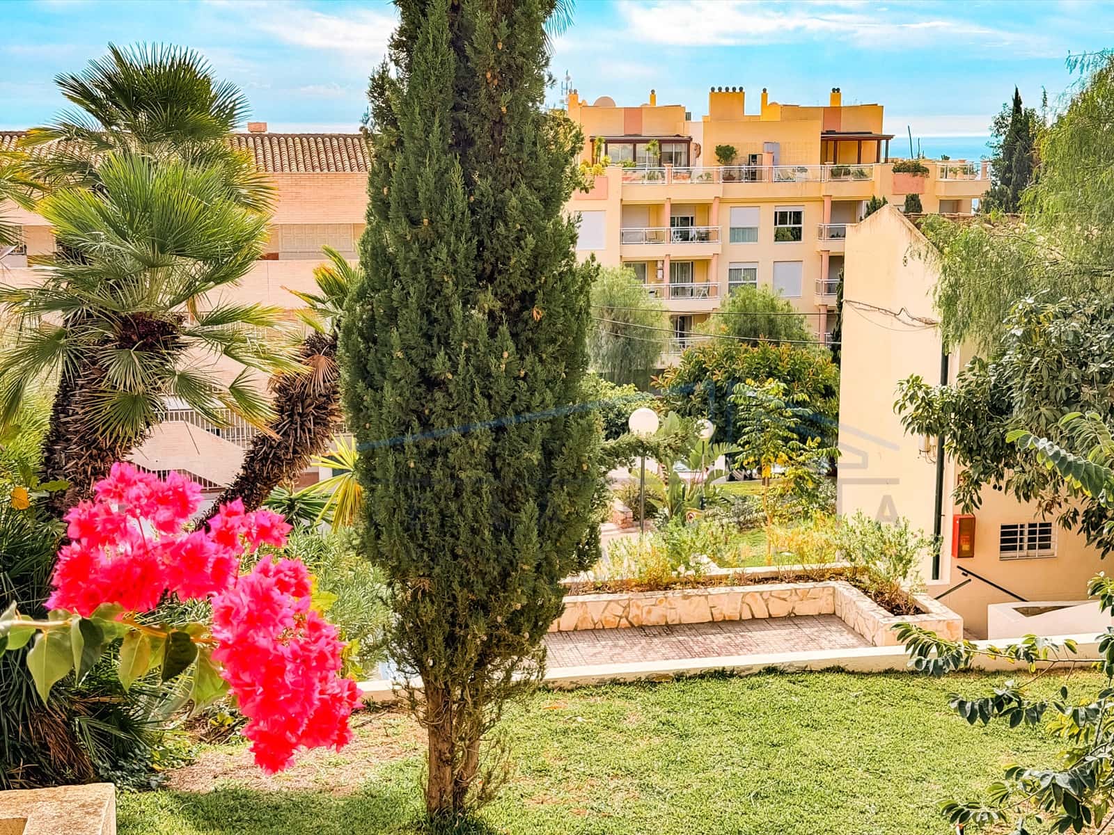 2 bedroom Apartment for sale in La Herradura with garage - € 290,000 (Ref: 9412727)