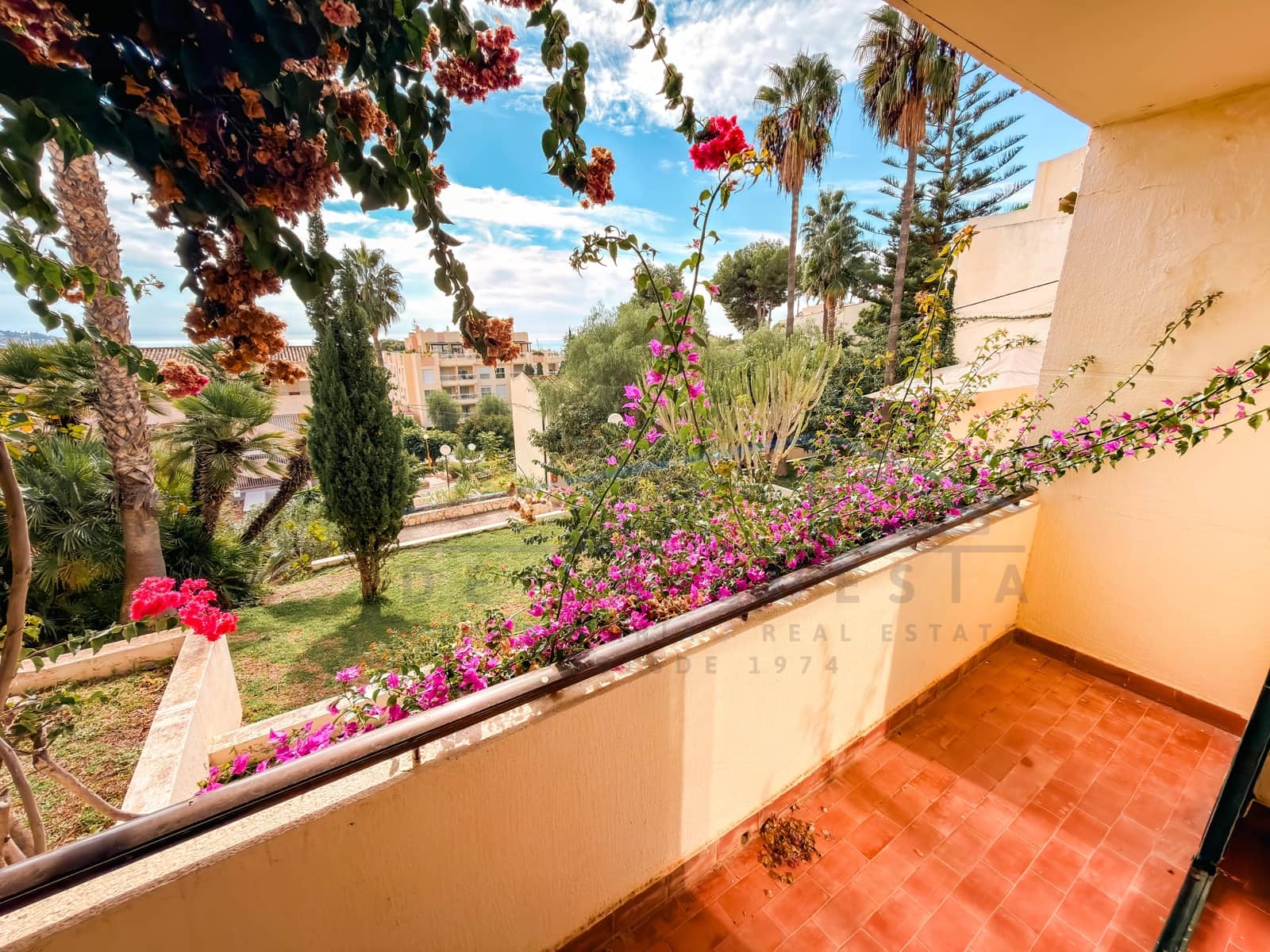 2 bedroom Apartment for sale in La Herradura with garage - € 290,000 (Ref: 9412727)