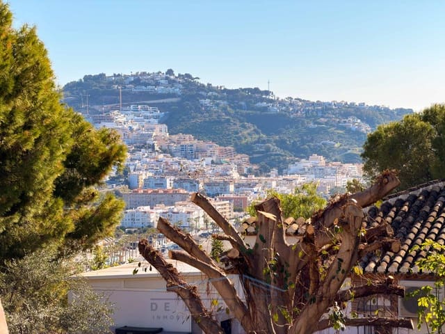 2 bedroom Apartment for sale in La Herradura, Almuñécar with garage - € 285,000 (Ref: 9515854)