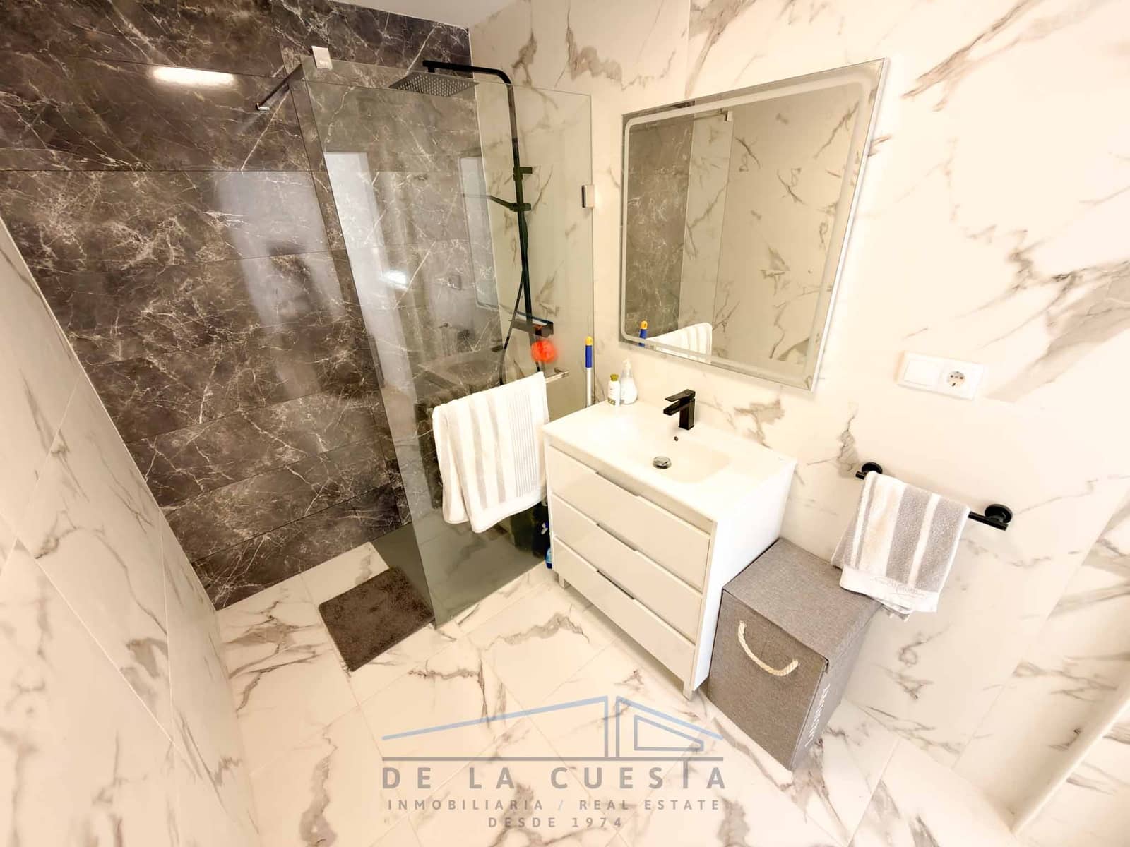 2 bedroom Apartment for sale in La Herradura with garage - € 285,000 (Ref: 9515854)