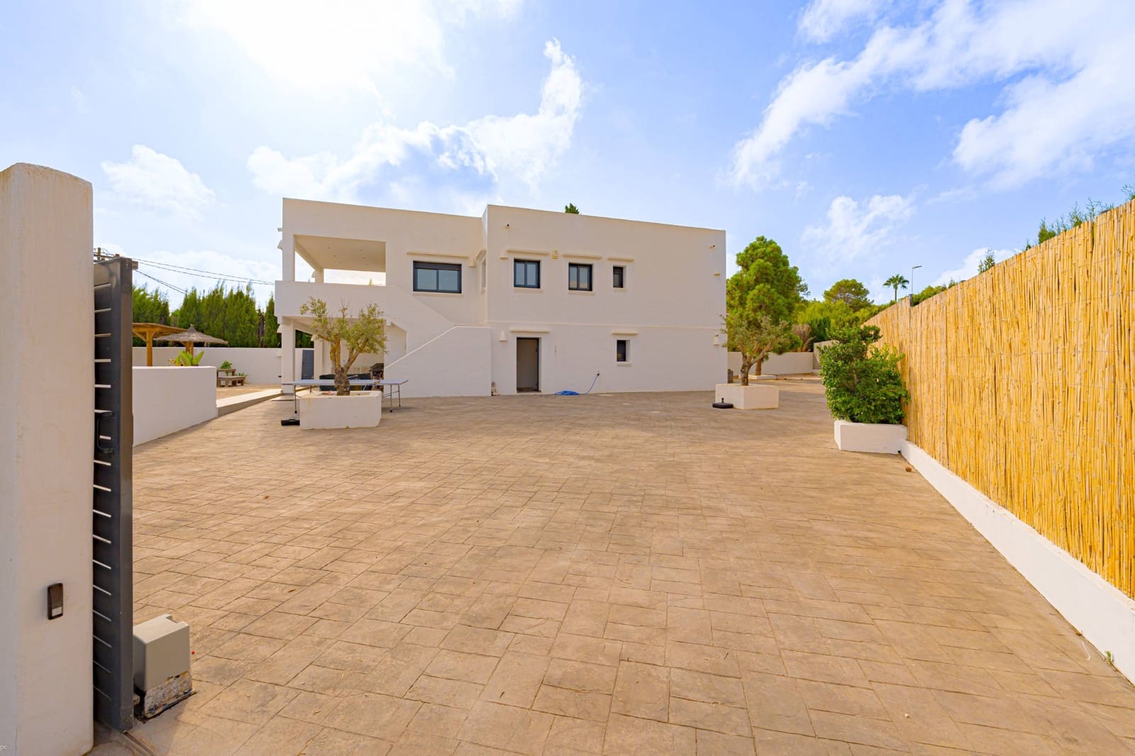 6 soveværelse Villa til salg i Arenal med swimmingpool garage - € 1.250.000 (Ref: 10024142)