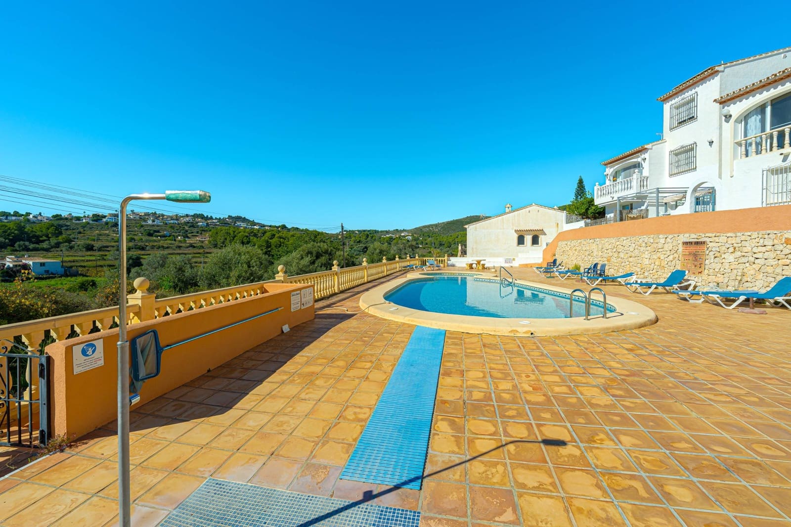 Chalet de 2 habitaciones en Benitachell / Benitatxell en venta con piscina garaje - 325.000 € (Ref: 10183132)
