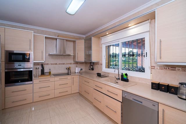 5 soverom Villa til salgs i Orba med svømmebasseng garasje - € 499 000 (Ref: 7720809)