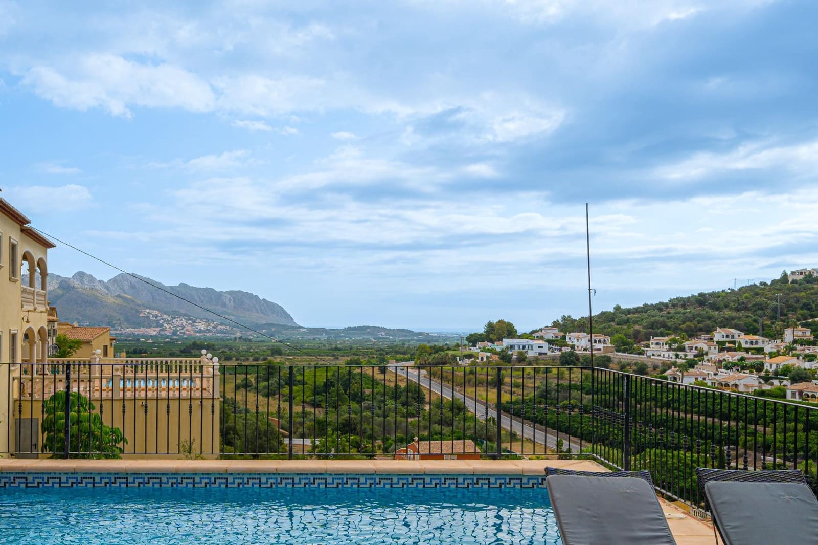 5 soveværelse Villa til salg i Orba med swimmingpool garage - € 499.000 (Ref: 7720809)