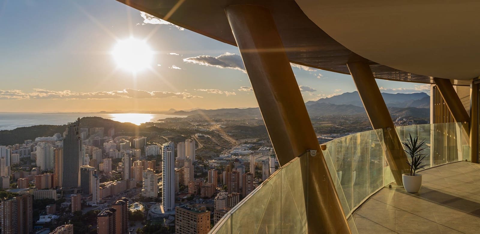 Apartamento de 3 habitaciones en Benidorm en venta con piscina garaje - 895.000 € (Ref: 8322772)