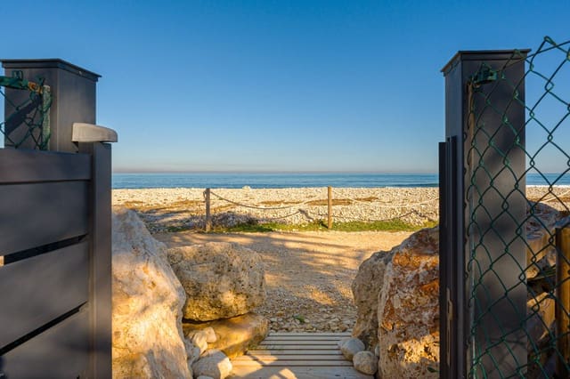 Chalet de 3 habitaciones en Dénia en venta - 693.000 € (Ref: 9596058)