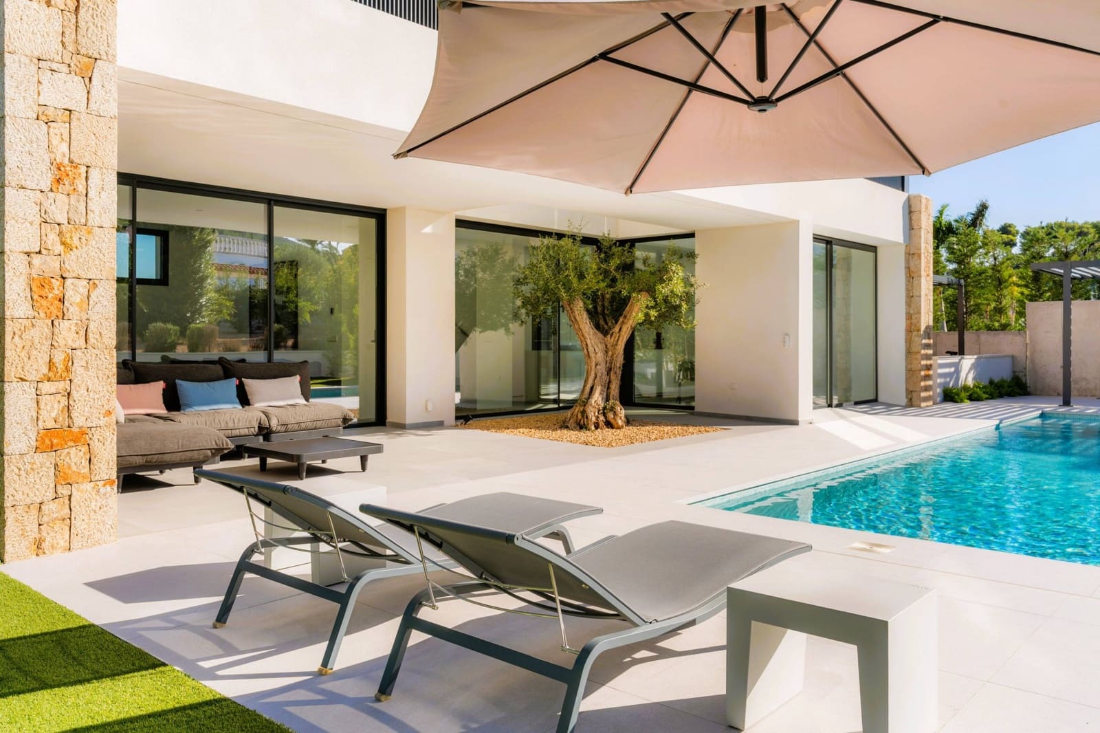 3 bedroom Villa for sale in Denia with pool - € 1,195,000 (Ref: 9732047)