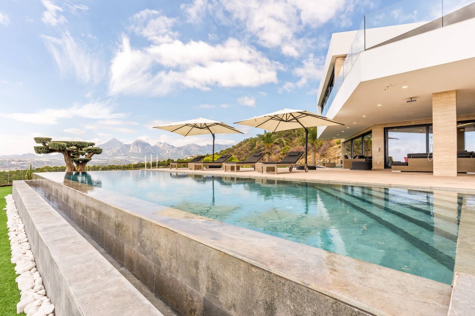 6 bedroom Villa for sale in Altea la Vella with pool - € 5,595,000 (Ref: 9732048)