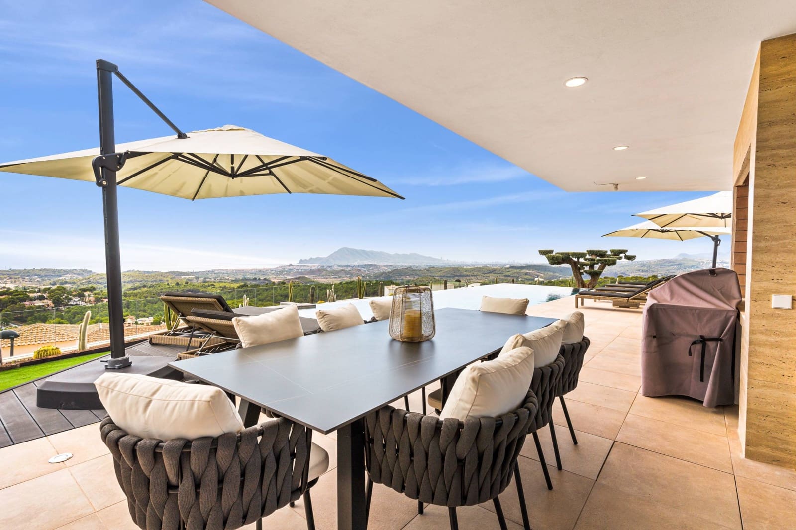 6 bedroom Villa for sale in Altea la Vella with pool - € 5,595,000 (Ref: 9732048)