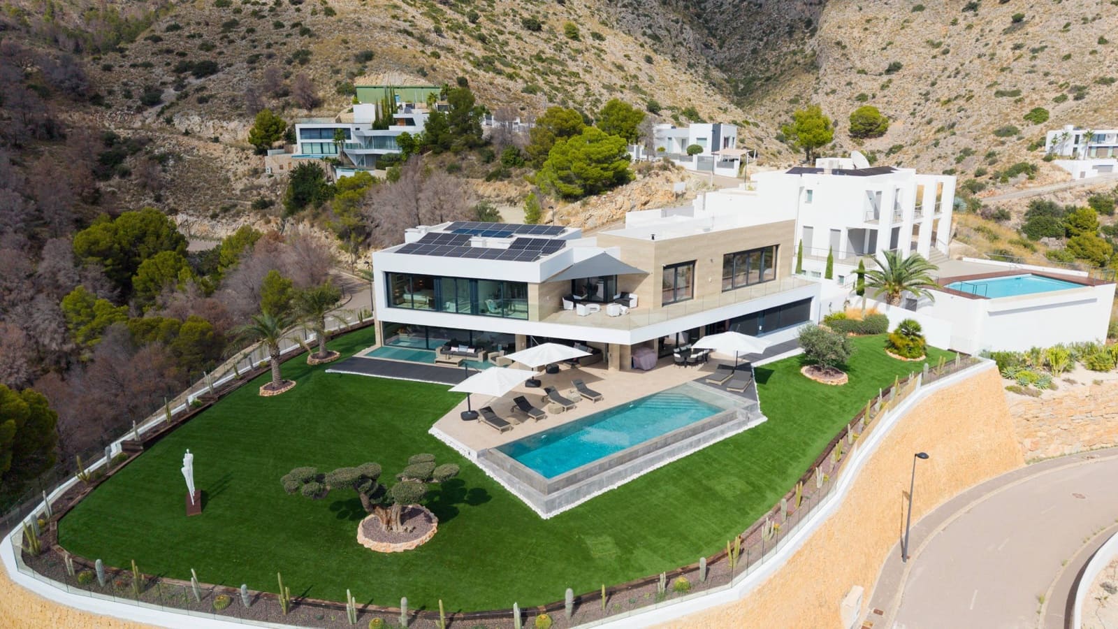 6 bedroom Villa for sale in Altea la Vella with pool - € 5,595,000 (Ref: 9732048)