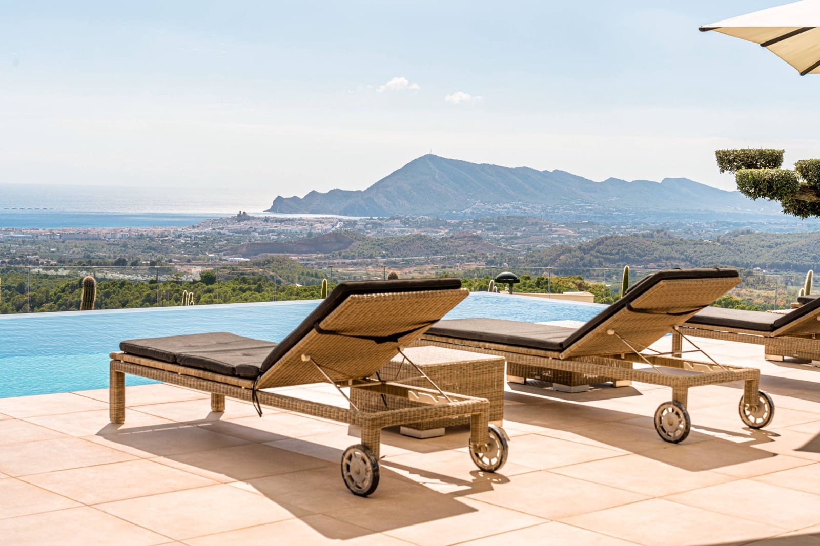 6 bedroom Villa for sale in Altea la Vella with pool - € 5,595,000 (Ref: 9732048)