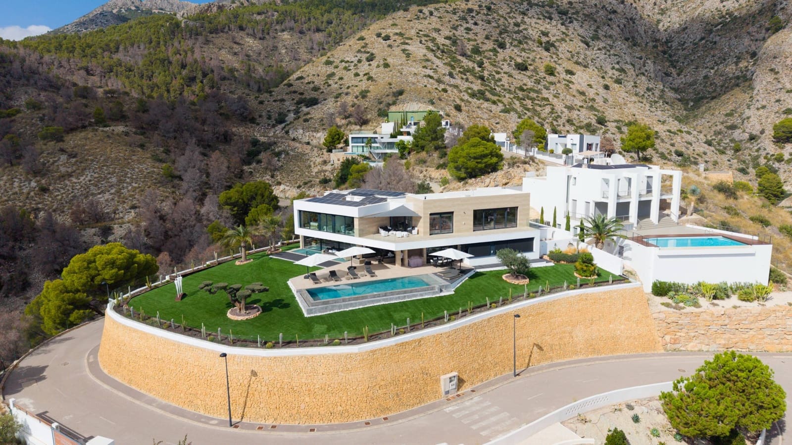 6 bedroom Villa for sale in Altea la Vella with pool - € 5,595,000 (Ref: 9732048)