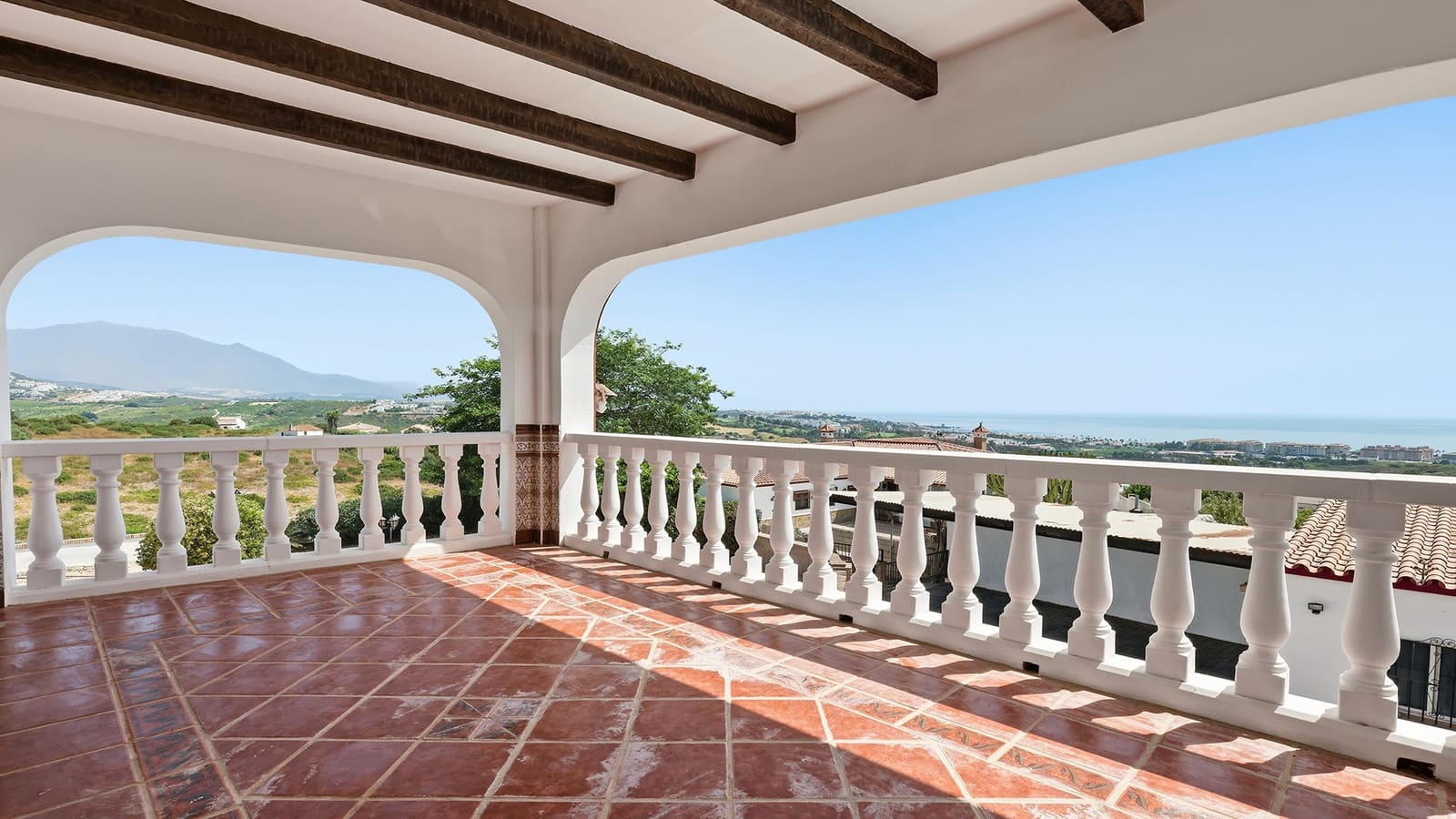 4 bedroom Villa for sale in Manilva with pool garage - € 850,000 (Ref: 10023749)