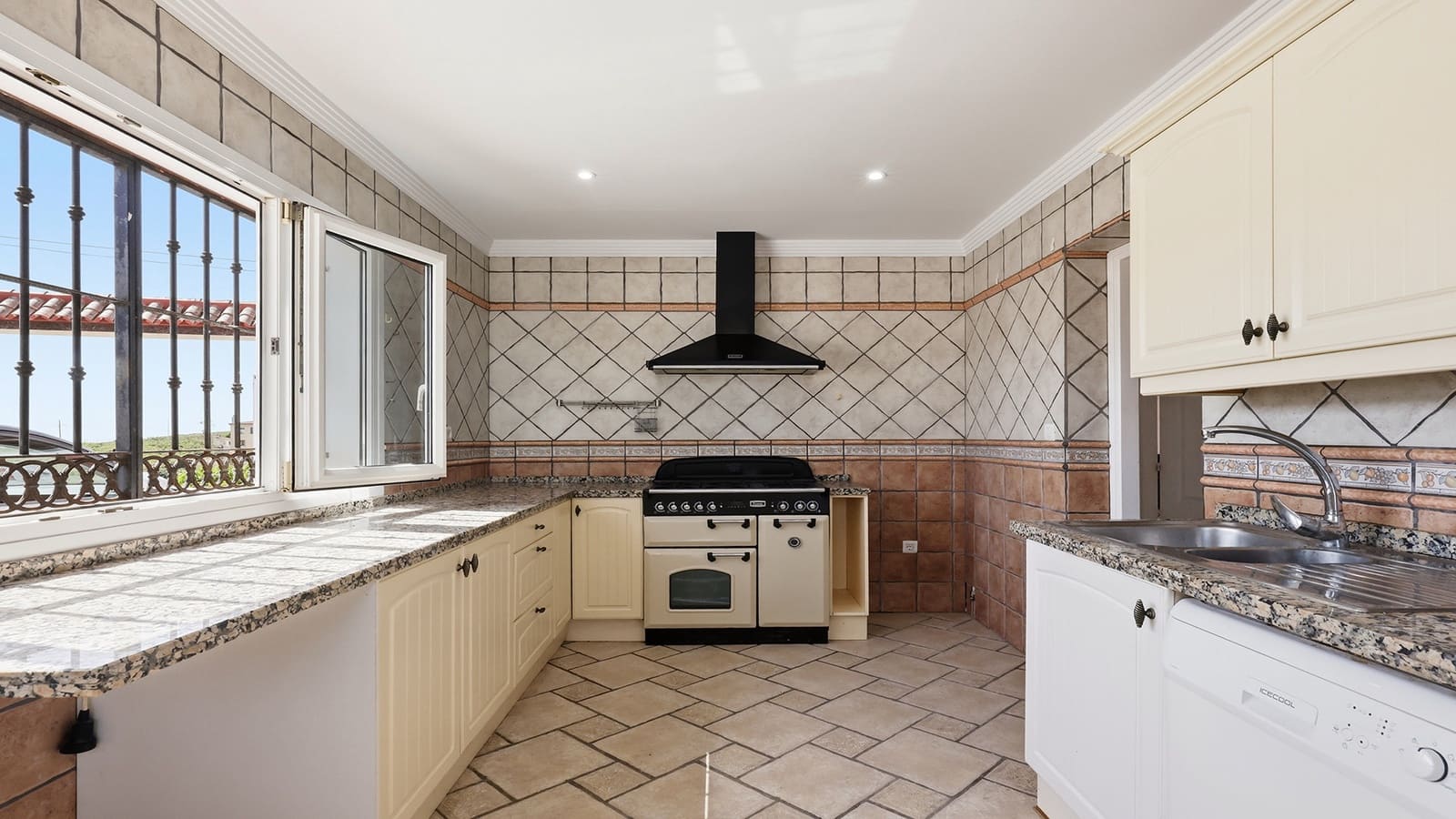 4 bedroom Villa for sale in Manilva with pool garage - € 850,000 (Ref: 10023749)