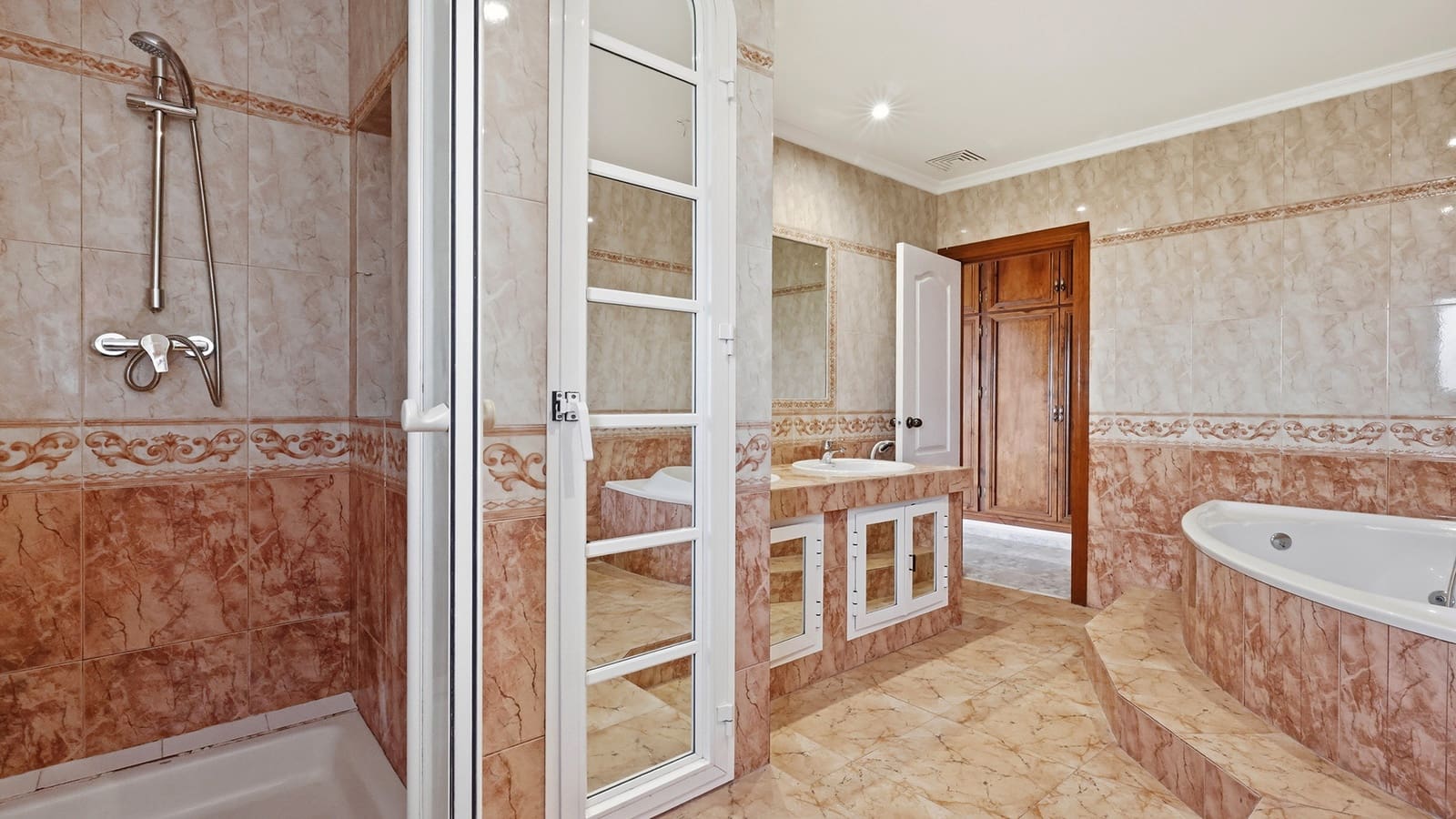 4 bedroom Villa for sale in Manilva with pool garage - € 850,000 (Ref: 10023749)