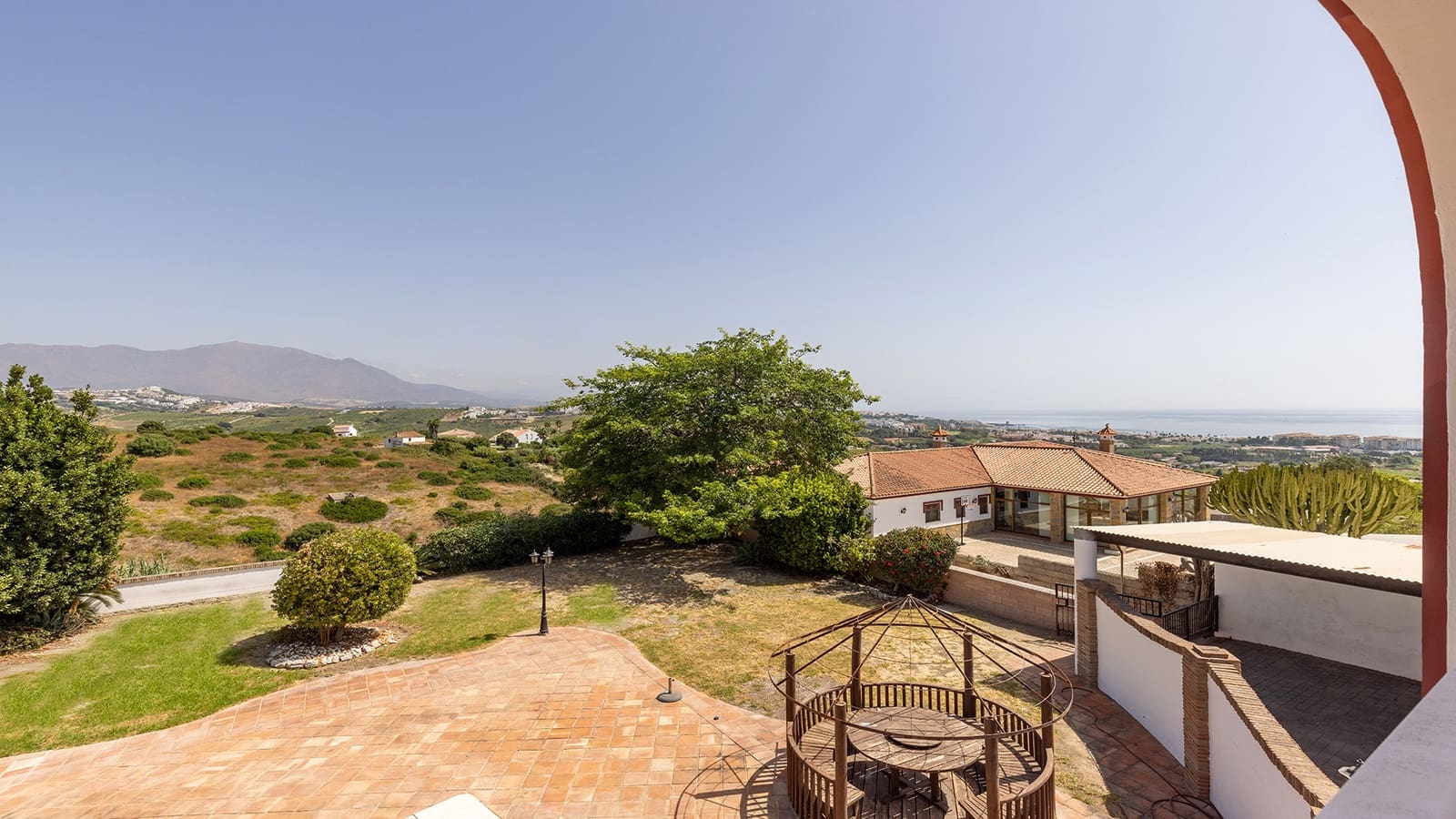 4 bedroom Villa for sale in Manilva with pool garage - € 850,000 (Ref: 10023749)