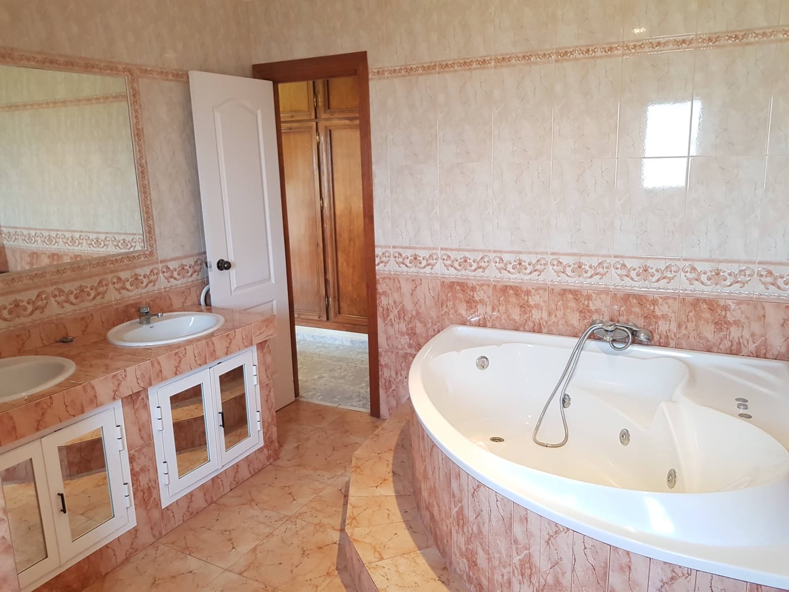 4 bedroom Villa for sale in Manilva with pool garage - € 850,000 (Ref: 10023749)