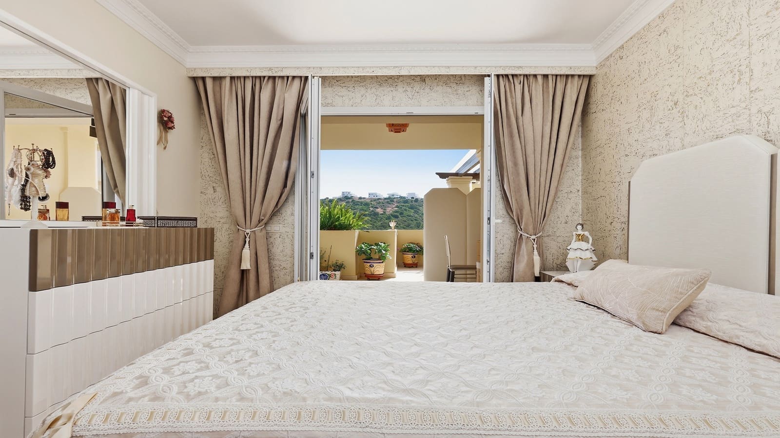 2 bedroom Apartment for sale in Casares with pool garage - € 532,000 (Ref: 10047045)