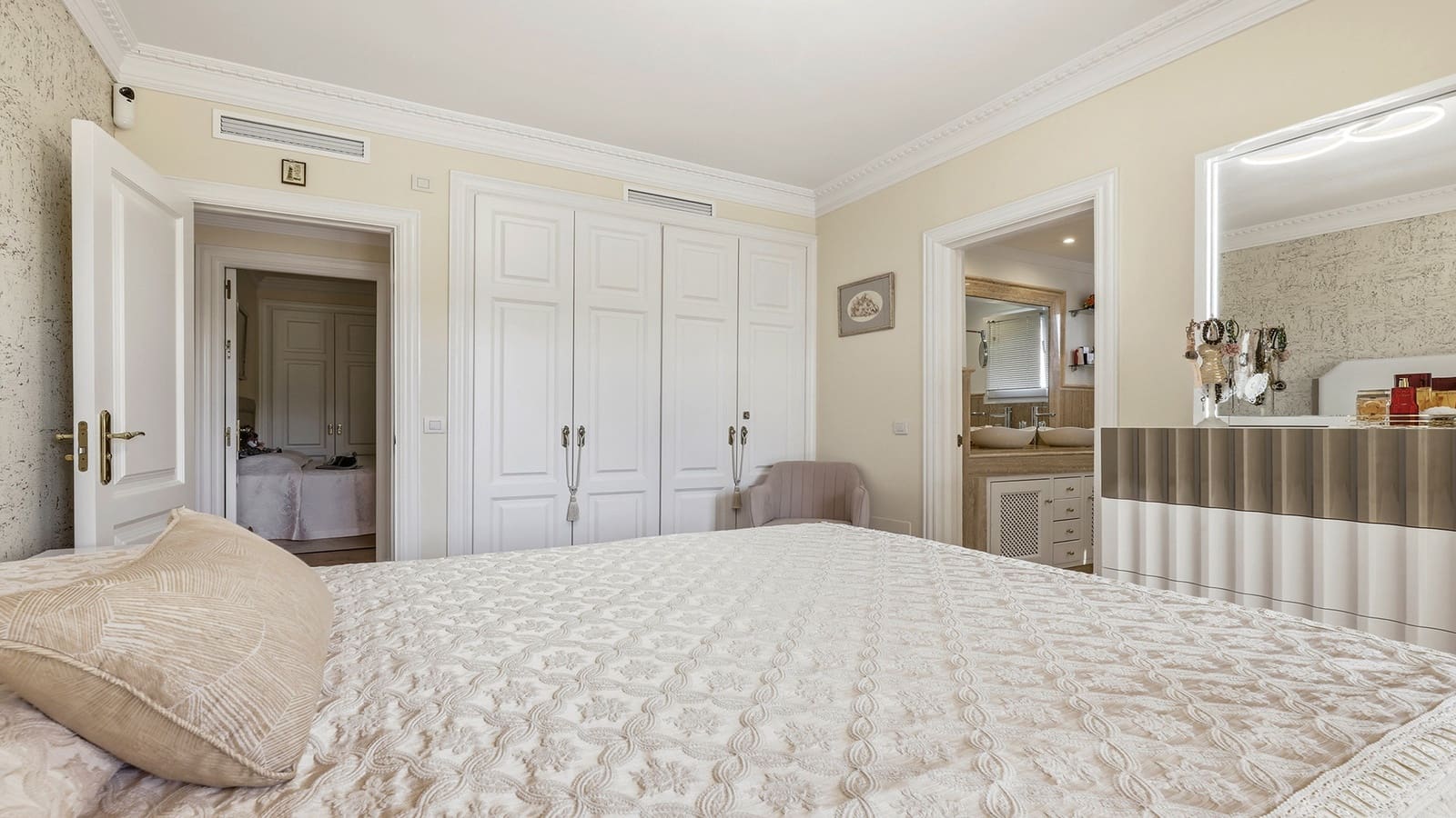 2 bedroom Apartment for sale in Casares with pool garage - € 532,000 (Ref: 10047045)