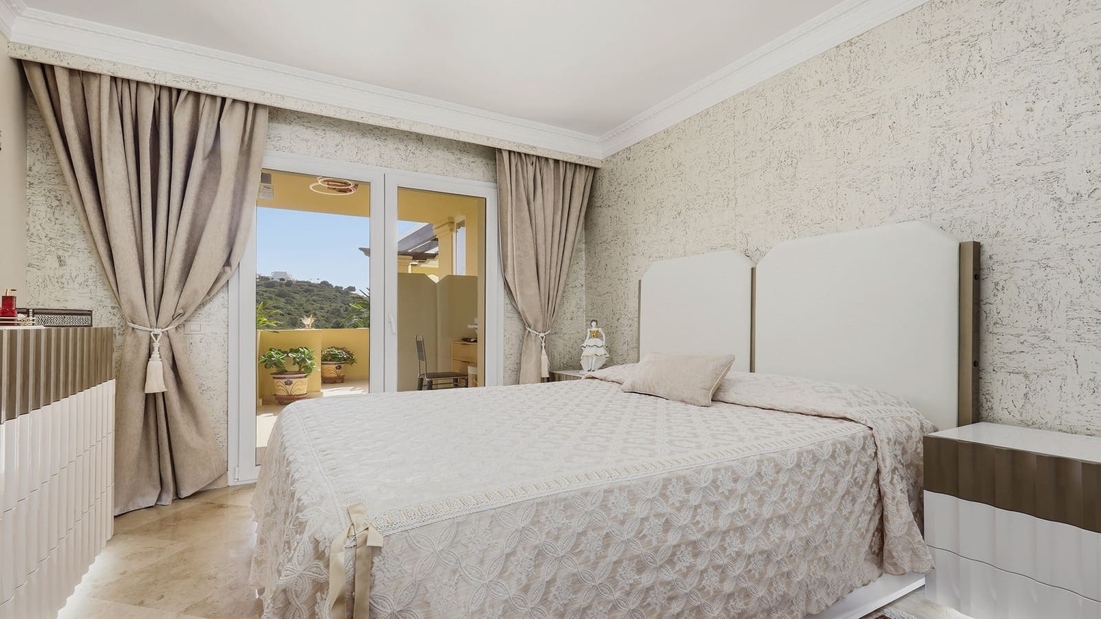 2 bedroom Apartment for sale in Casares with pool garage - € 532,000 (Ref: 10047045)