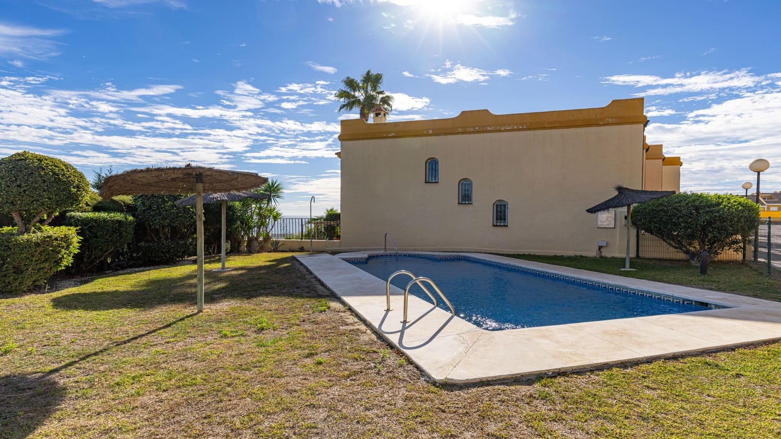Casa de 3 habitaciones en Manilva en venta con piscina garaje - 329.950 € (Ref: 10180420)