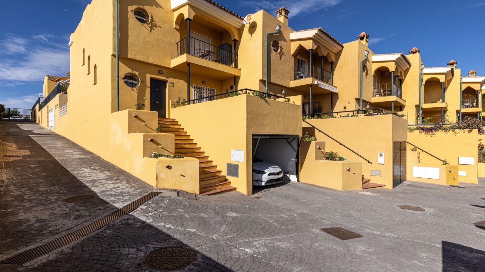 Casa de 3 habitaciones en Manilva en venta con piscina garaje - 329.950 € (Ref: 10180420)