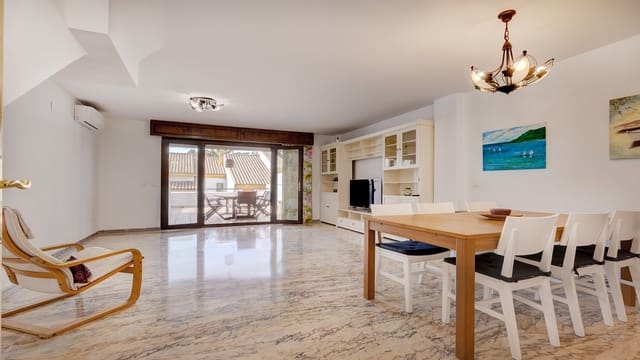 4 sypialnia Dom na sprzedaż w Manilva z basenem garażem - 425 000 € (Ref: 8862608)