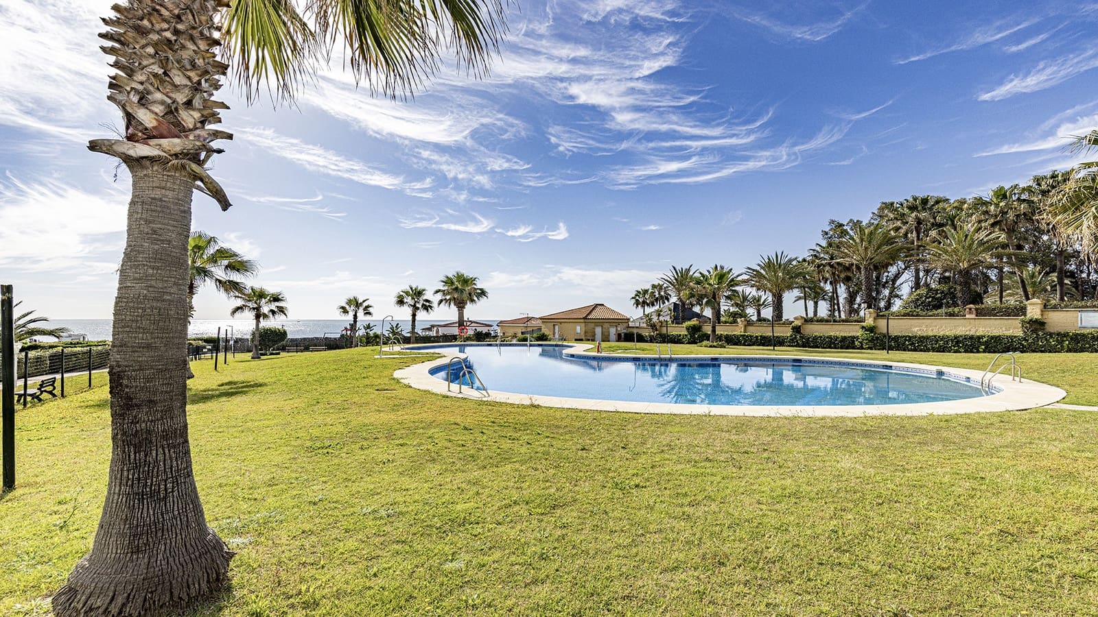 4 sypialnia Dom na sprzedaż w Manilva z basenem garażem - 425 000 € (Ref: 8862608)