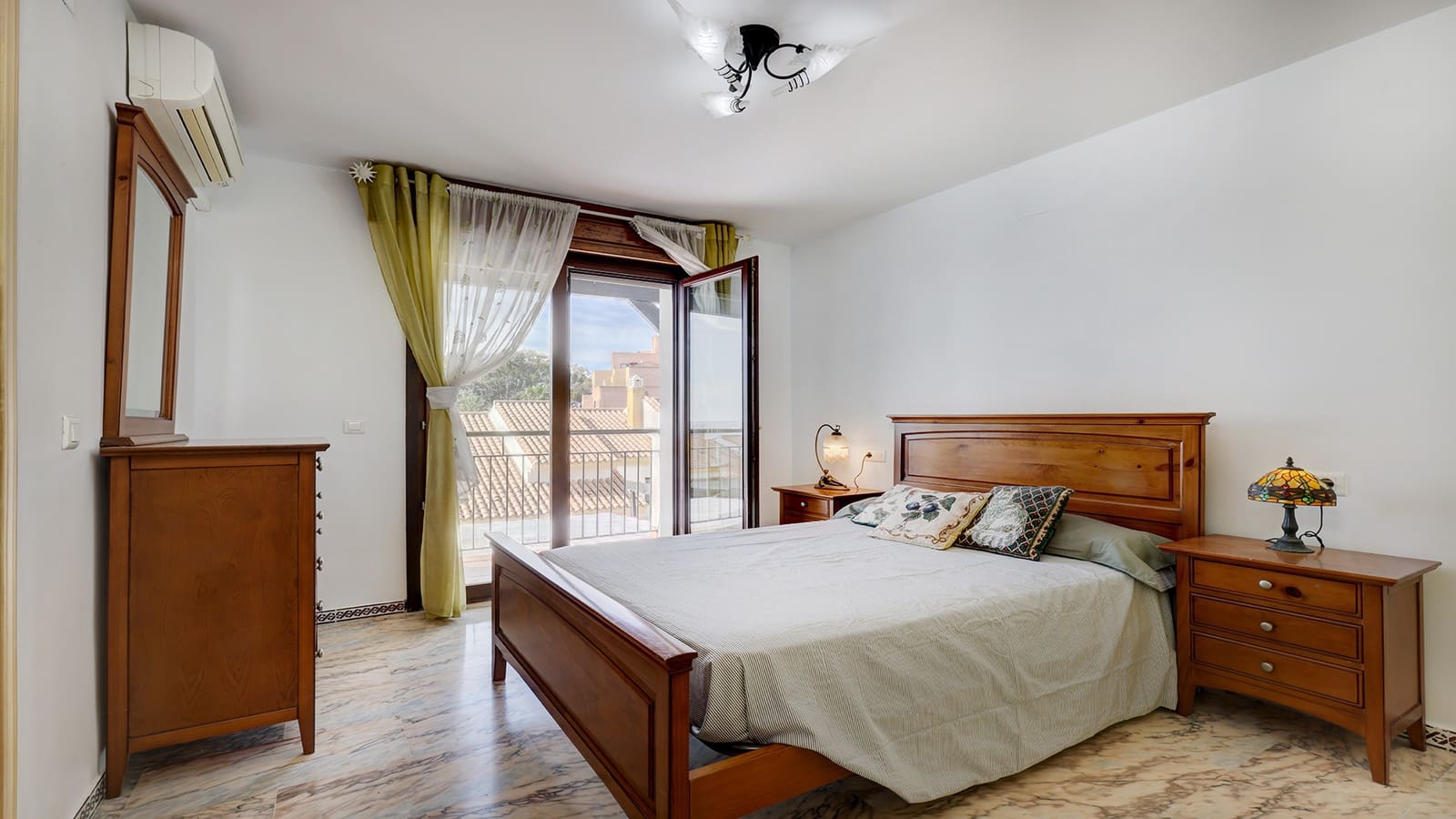 4 sypialnia Dom na sprzedaż w Manilva z basenem garażem - 425 000 € (Ref: 8862608)